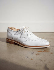 Designer Men white color wing tip Brogue lace up leather dress formal Shoe - detail-view-showing-texture