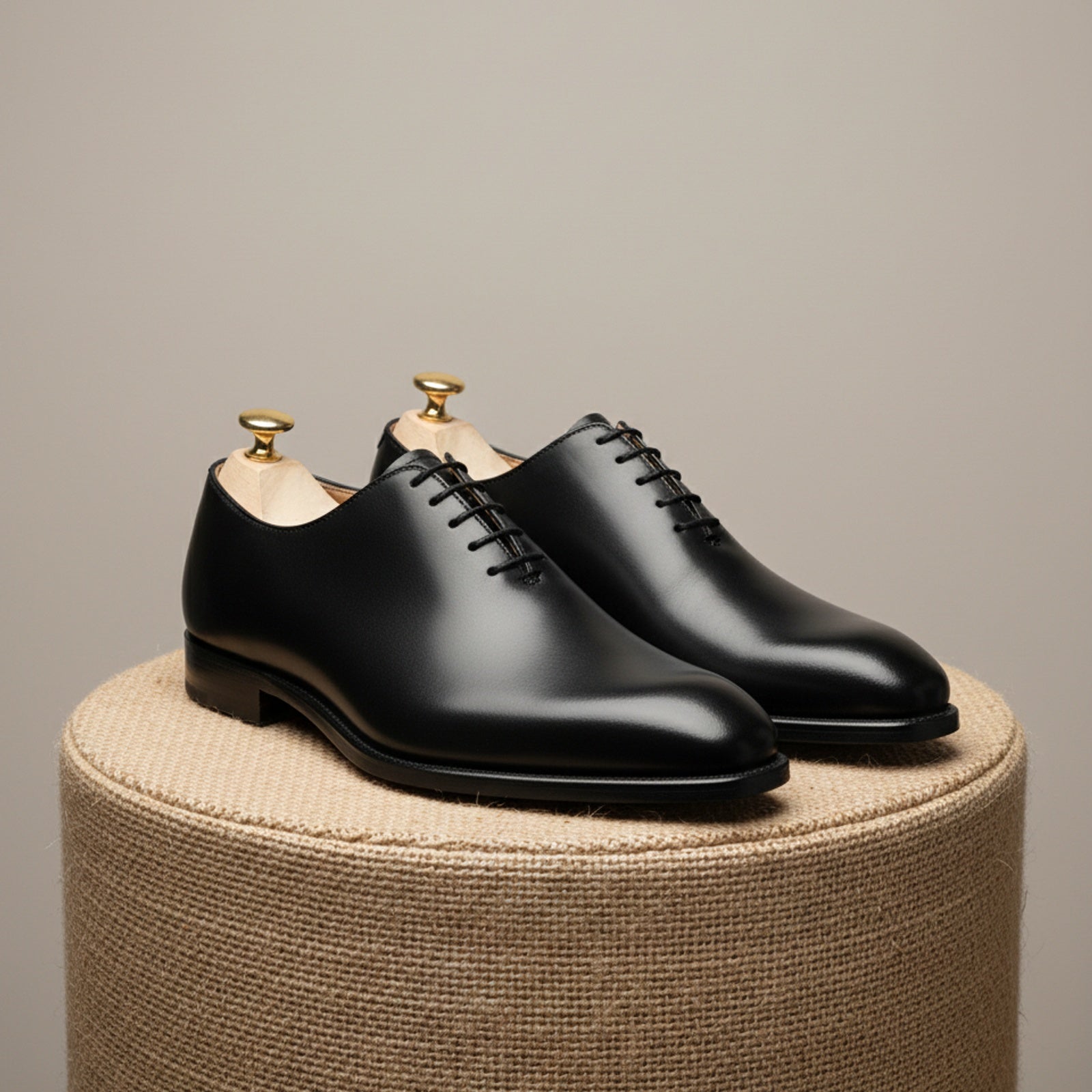 Men's Black Leather Oxford Dress Shoes - pedestal-view