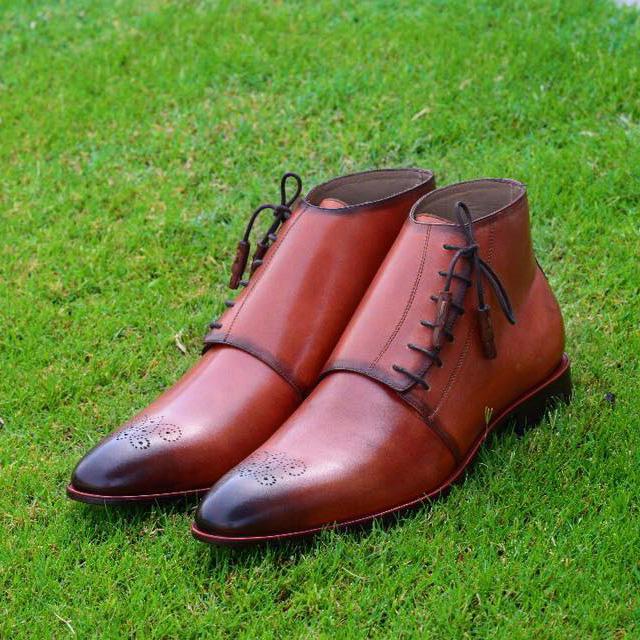 Lace-Up Chukka Boots in Brown Leather